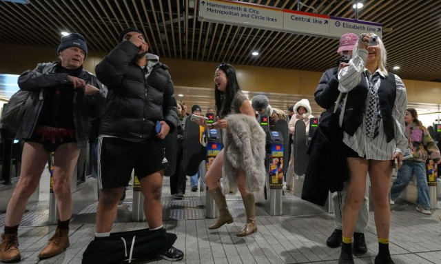 Λονδίνο: Χωρίς παντελόνια στο Μετρό εκατοντάδες επιβάτες για να... σπάσει η μονοτονία του χειμώνα