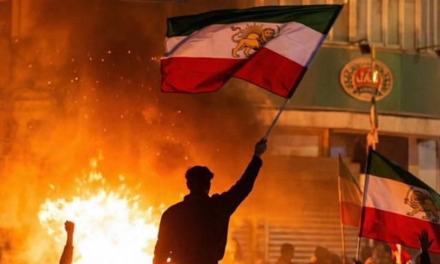 Το Ιράν στις φλόγες: Εκατόμβες νεκρών από τις διαδηλώσεις - Αποφασισμένοι για μακελειό οι μουλάδες