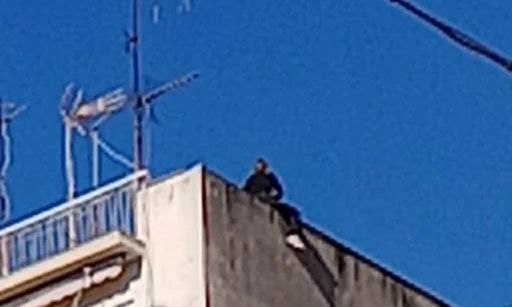 Συναγερμός στην Πάτρα: Γυναίκα απειλεί να πέσει από ταράτσα