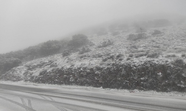 Κρήτη: Χιόνια στα ορεινά, χαλαζοπτώσεις σε Ηράκλειο και Λασίθι - Κλειστά σχολεία στη Βιάννο - Βίντεο