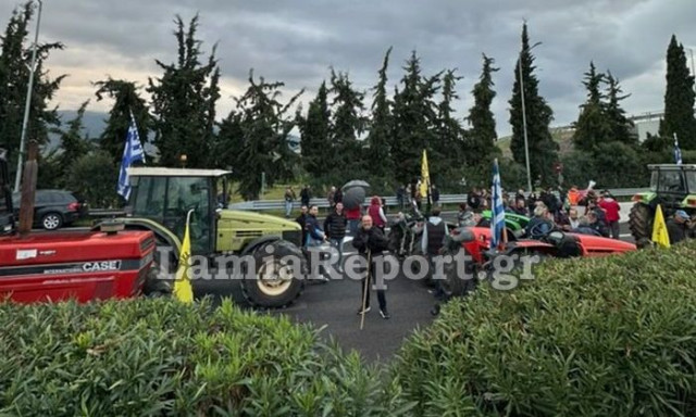 Αγροτικά μπλόκα: Την ώρα της συζήτησης στο Μαξίμου έκλεισαν οι παράδρομοι στην Αταλάντη