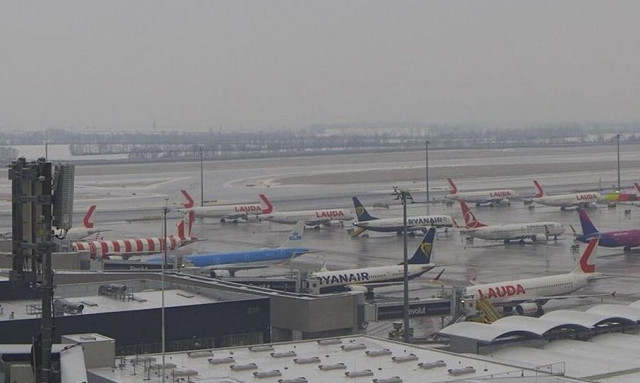 Κλειστά αεροδρόμια στην κεντρική Ευρώπη λόγω παγετού - Προβλήματα σε Βιέννη, Μπρατισλάβα και Πράγα