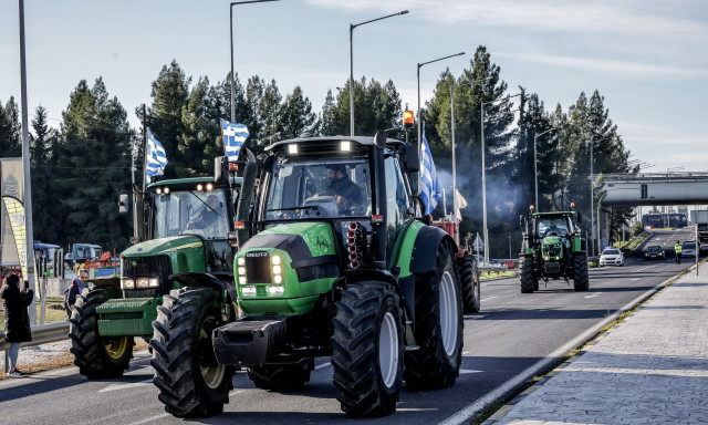Αγρότες: «Μετωπική» κυβέρνησης-αντιπολίτευσης στα μπλόκα της Πανελλαδικής Συντονιστικής