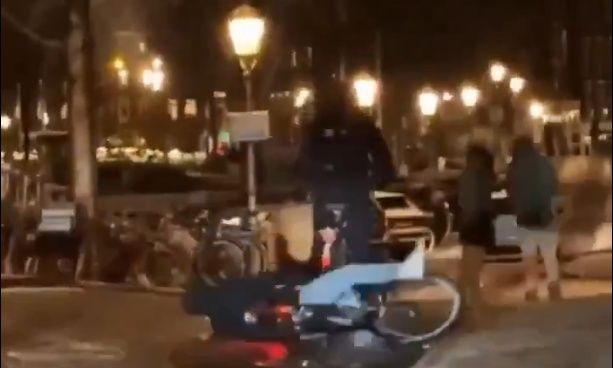 Παγετός στην Ολλανδία: Σε «πίστα πατινάζ» μετατράπηκαν οι δρόμοι του Άμστερνταμ - Το viral βίντεο