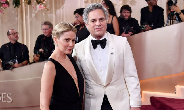 Χρυσές Σφαίρες 2026: Μαρκ Ράφαλο και Τζιν Σμαρτ με κονκάρδα για την Ρενέ Γκουντ, θύμα της ICE