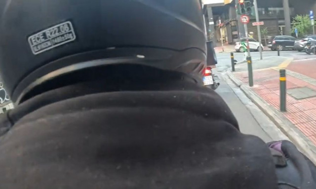 Αθήνα: Παραβίασε κόκκινο, έκανε επικίνδυνες σφήνες με τη μηχανή και ανέβασε βίντεο στο TikTok