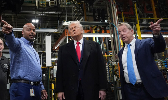 ΗΠΑ: Με… ακατάλληλη χειρονομία απάντησε ο Τραμπ σε λεκτική επίθεση εργαζομένου σε εργοστάσιο