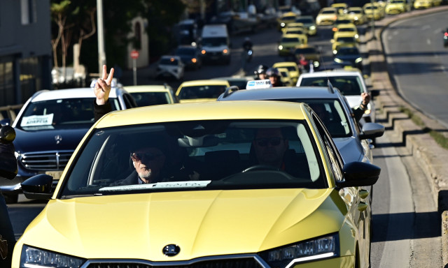 Συνεχίζεται η απεργία των ταξί, ξεκίνησε η πορεία προς το υπουργείο Μεταφορών – Δείτε εικόνες