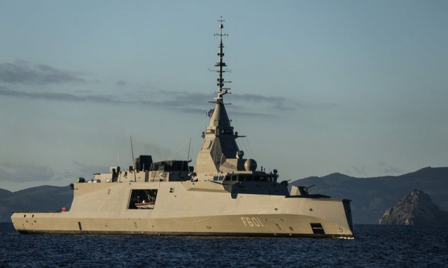 Βίντεο: Η απονομή τιμών από σκάφη του Πολεμικού Ναυτικού στην υπερσύγχρονη φρεγάτα Κίμων