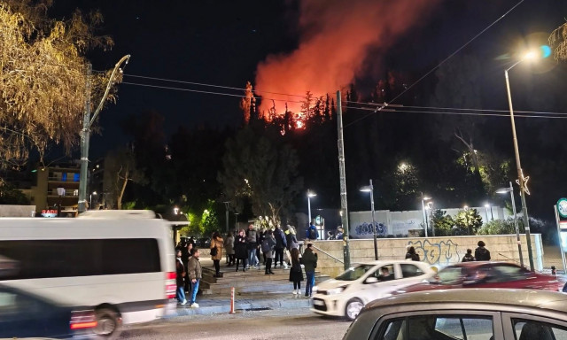 Φωτιά τώρα στον Νέο Κόσμο