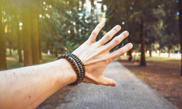 Τα πολύχρωμα βραχιολάκια που «μιλούν» οι έφηβοι - Ο νέος κώδικας σχέσεων της νεολαίας