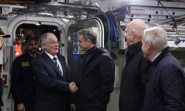 Η στιγμή που ο Πρόεδρος της Δημοκρατίας και ο πρωθυπουργός φτάνουν στην υπερσύγχρονη φρεγάτα Κίμων