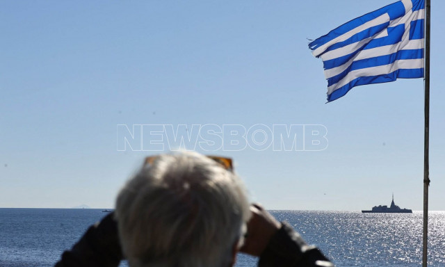 Φρεγάτα Κίμων: Πολίτες συγκεντρώθηκαν στην Πειραϊκή για να δουν την άφιξη του πλοίου - Φωτογραφίες