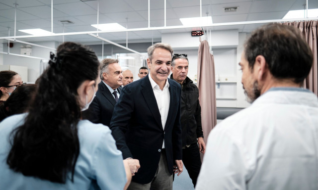 Επίσκεψη Μητσοτάκη στον «Ερυθρό Σταυρό»: Ξεναγήθηκε στα ανακαινισμένα ΤΕΠ