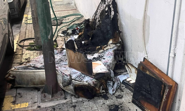 Περιστέρι: Κινητό τηλέφωνο προκάλεσε την πυρκαγιά σε διαμέρισμα - Στο νοσοκομείο δύο γυναίκες