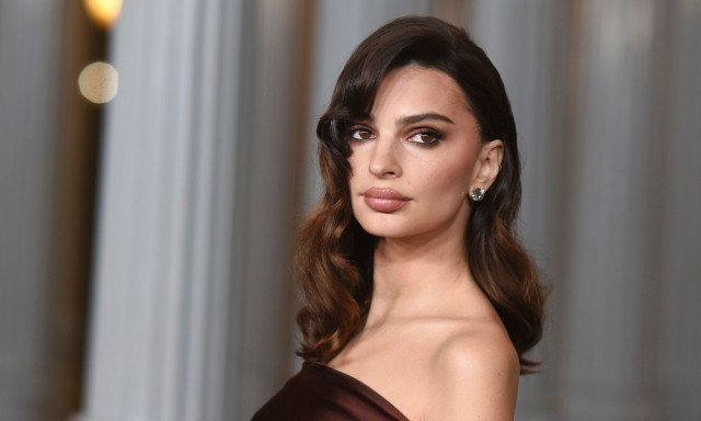 Έμιλι Ραταϊκόφσκι: Έφερε τον Άγιο Βαλεντίνο νωρίτερα ποζάροντας με κόκκινα εσώρουχα