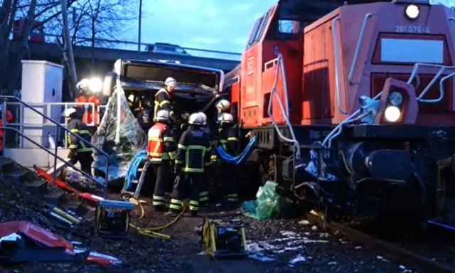 Σφοδρή σύγκρουση τρένου με λεωφορείο στο Αμβούργο: Ένας νεκρός και 10 τραυματίες