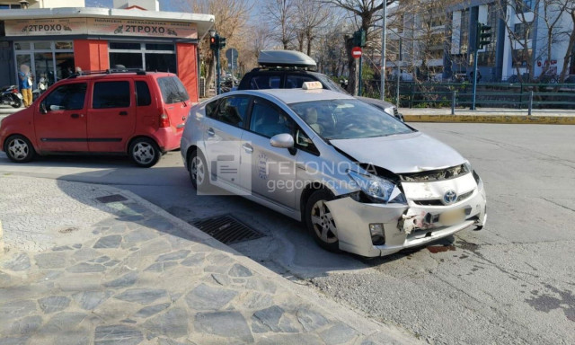 Βόλος: Ταξί συγκρούστημε με αυτοκίνητο στη Νέα Ιωνία