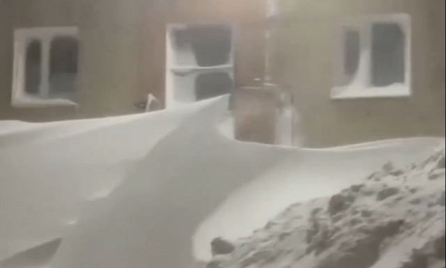 Χιόνια έως τον δεύτερο όροφο: Ρεκόρ χιονόπτωσης στη ρωσική Άπω Ανατολή - Βίντεο