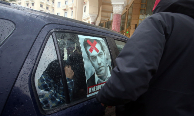 «Ανεπιθύμητος»: Ένταση έξω από το Ολύμπιον στην παρουσίαση του βιβλίου Τσίπρα - 6 συλλήψεις