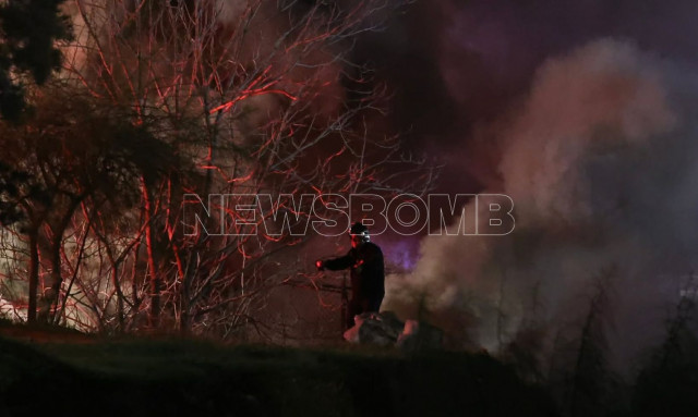 Δήμαρχος Περάματος στο Newsbomb: «Oι φλόγες έφτασαν τα 20 μέτρα, ανοίξαμε πρώτη φορά το ναύσταθμο»