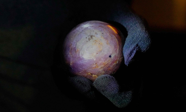 «Αστέρι της αγνής Γης»: Η Σρι Λάνκα παρουσίασε το μεγαλύτερο ζαφείρι στον κόσμο