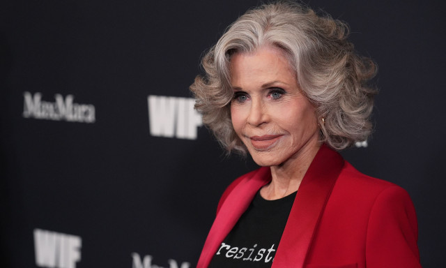Τζέιν Φόντα: Σε αναπηρικό καροτσάκι στα 88, αλλά λαμπερή και με στιλ