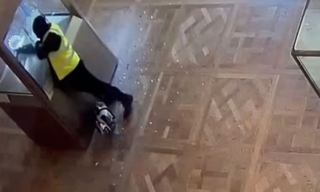 Μουσείο Λούβρου: Νέο βίντεο ντοκουμέντο από τη ληστεία - Σπάνε με γροθιές τις βιτρίνες