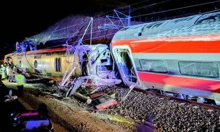 Σιδηροδρομική τραγωδία στην Ισπανία: Εκτροχιάστηκαν 2 τρένα υψηλής ταχύτητας - Δύο νεκροί