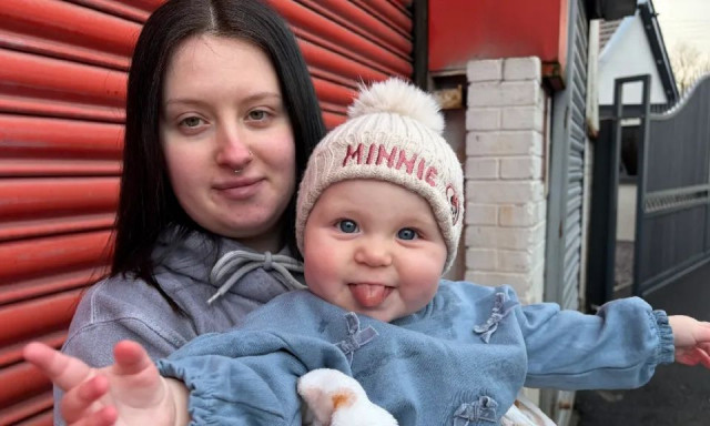 Ουαλία: Άγνωστοι έσωσαν βρέφος εννιά μηνών από φλεγόμενο αυτοκίνητο