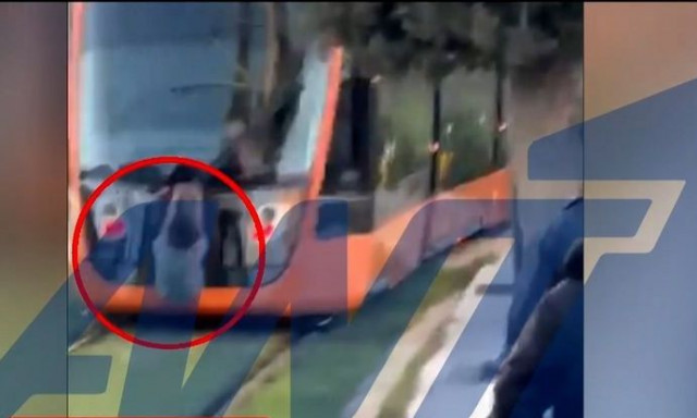 Νέο επικίνδυνο challenge: Παιδιά κρεμιούνται από τον συρμό του τραμ ενώ βρίσκεται εν κινήσει