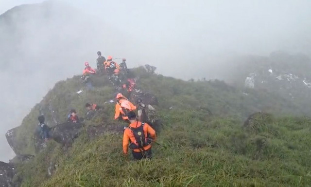 Ινδονησία: Εντοπίστηκαν συντρίμμια αεροσκάφους με 11 επιβαίνοντες που είχε χαθεί από τα ραντάρ