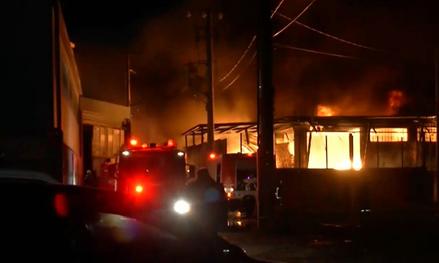 Φωτιά σε εργοστάσιο πλαστικών στο Μενίδι – Μεγάλη η κινητοποίηση της Πυροσβεστικής