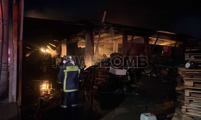 Φωτιά σε εργοστάσιο πλαστικών στο Μενίδι – Ήχησε το 112 – Μεγάλη η κινητοποίηση της Πυροσβεστικής