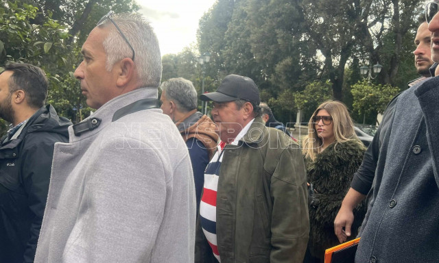 Σόου Ανεστίδη έξω από Μαξίμου ενώ οι αγρότες τον είχαν αποκλείσει από τη συνάντηση: «Με φοβήθηκαν»