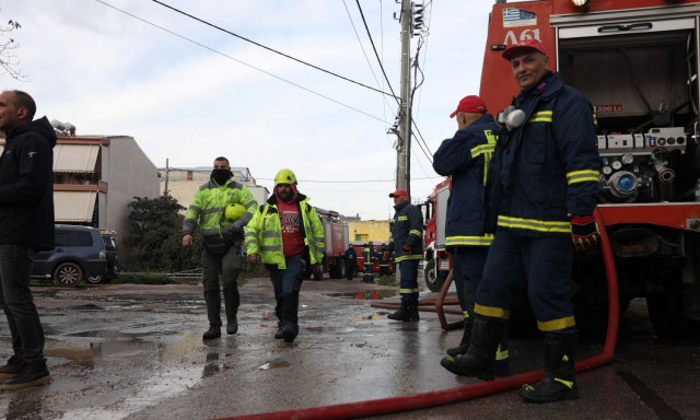 Μενίδι: Τέθηκε υπό μερικό έλεγχο η φωτιά στο εργοστάσιο – Χωρίς ρεύμα η κοντινή περιοχή