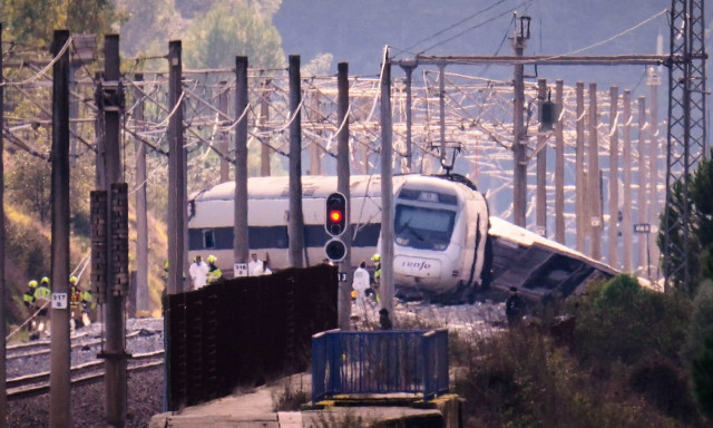 Σιδηροδρομικό δυστύχημα στην Ισπανία: Στους 40 αυξήθηκε ο αριθμός των νεκρών