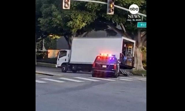 Πλάνα από κινηματογραφική καταδίωξη στο Μπέβερλι Χιλς: Περιπολικό εμβόλισε κλεμμένο φορτηγό