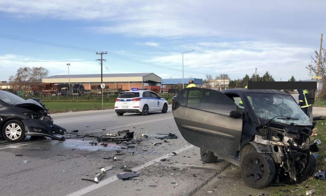 Μετωπική σύγκρουση οχημάτων στην Ε.Ο. Λάρισας – Καρδίτσας: Τρεις τραυματίες