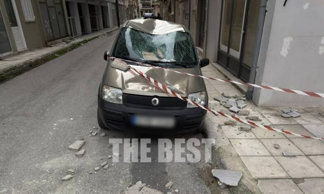 Πάτρα: Κομμάτια τσιμέντου αποκολλήθηκαν από πολυκατοικία - Σημαντικές ζημιές σε όχημα (Βίντεο)