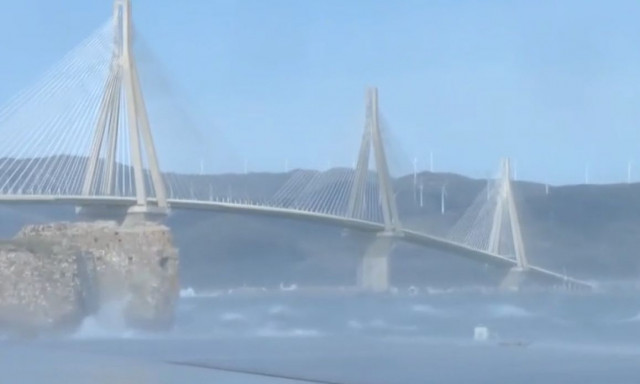 Θυελλώδεις άνεμοι 130 χλμ/ώρα «σφυροκοπούν» την Πάτρα - Εντυπωσιακό βίντεο από τη γέφυρα