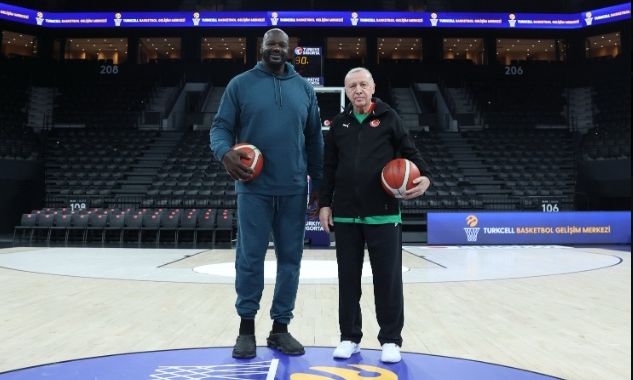 Ερντογάν και Σακίλ Ο’Νιλ συναντήθηκαν σε γήπεδο στην Τουρκία - Έριξαν σουτ και υπέγραψαν μπάλες