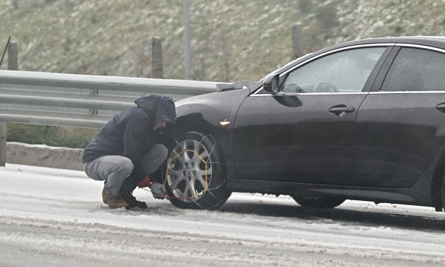 Αντιολισθητικές αλυσίδες: Πώς τις τοποθετούμε στις ρόδες του αυτοκινήτου ενόψει κακοκαιρίας