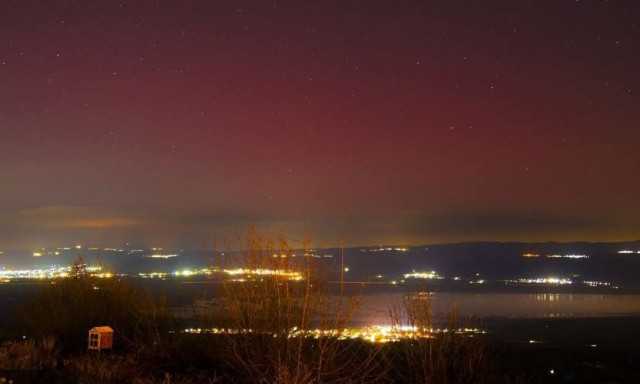 Μοναδικές εικόνες: Το Βόρειο Σέλας «φώτισε» την Ελλάδα - Μοβ ο ουρανός σε Κέρκυρα και Χορτιάτη