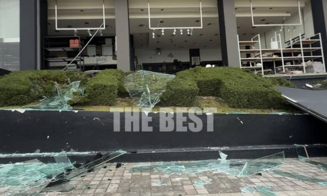 Καταστροφές στην Πάτρα: Οι θυελλώδεις άνεμοι «ξήλωσαν» βιτρίνα καταστήματος - Βίντεο