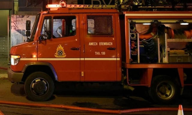 Πυρκαγιά σε εγκαταλελειμένο κτίριο στην Καλλιθέα - Διακοπή κυκλοφορίας στην Δοΐράνης