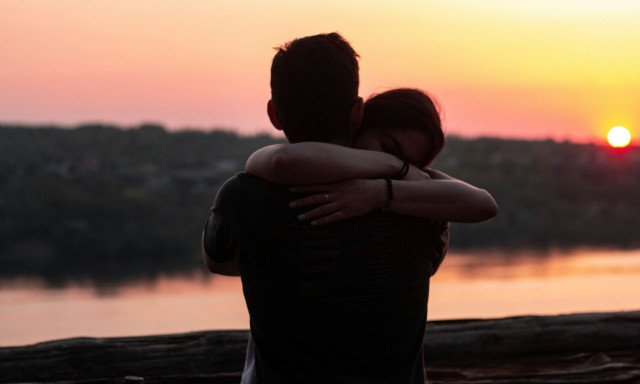 Παγκόσμια Ημέρα Αγκαλιάς: Πόσες χρειαζόμαστε την ημέρα - Τα οφέλη για την υγεία