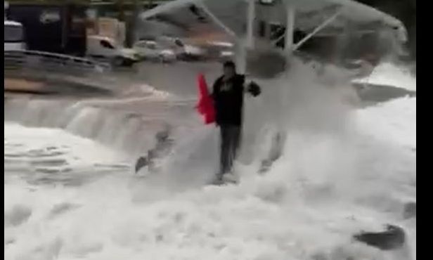 Μανιασμένα κύματα στην Κόστα Αργολίδας: Κινδύνευσε ο άνθρωπος στον μόλο - Βίντεο Newsbomb.gr