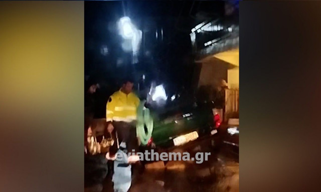 Εικόνες καταστροφής από την κακοκαιρία στην Εύβοια: Η γη «κατάπιε» δύο αυτοκίνητα στην Αμάρυνθο