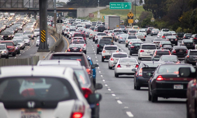 Τα αυτοκίνητα στους δρόμους της Ευρώπης αυξάνονται και γερνούν!